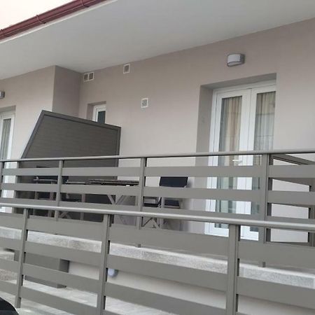 Chriselia Apartment Nea Roda Bagian luar foto
