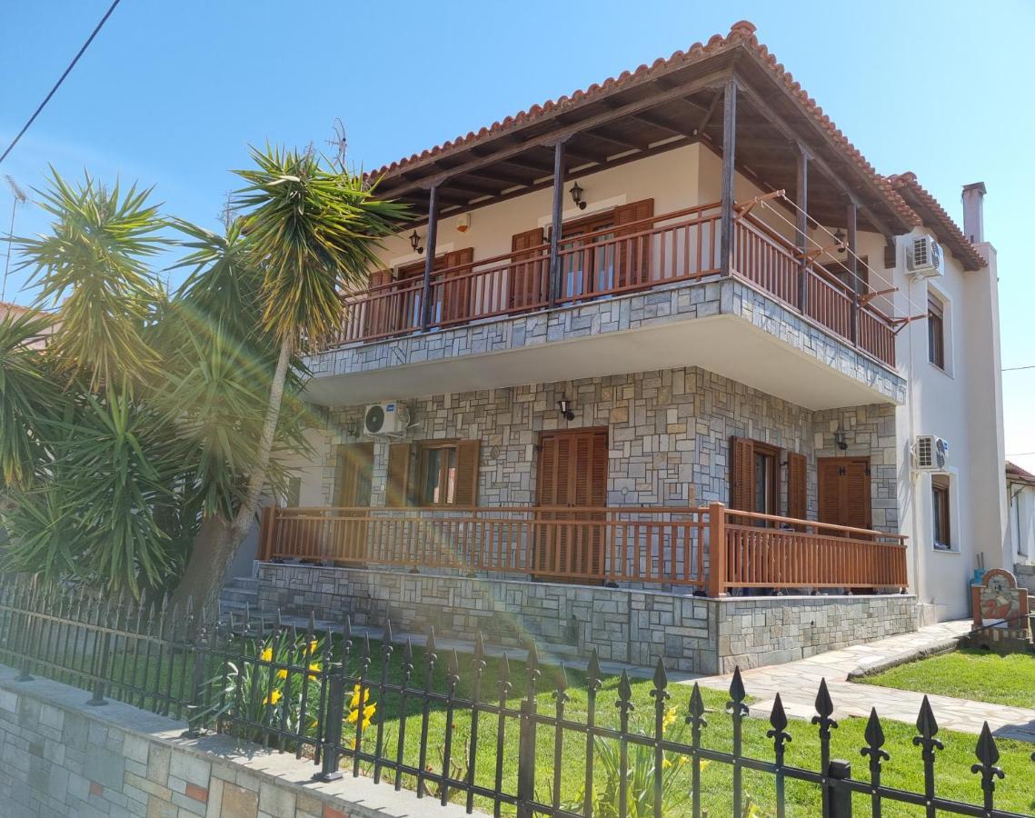 Chriselia Apartment Nea Roda Bagian luar foto